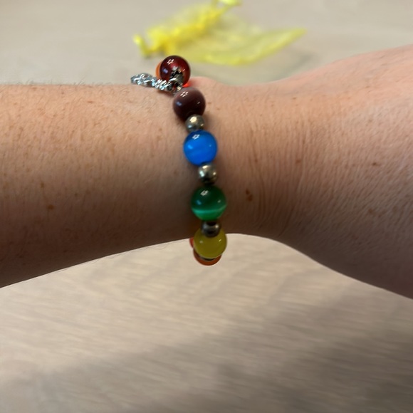 Multicolor bead stretch bracelet with violin charm - Picture 4 of 5